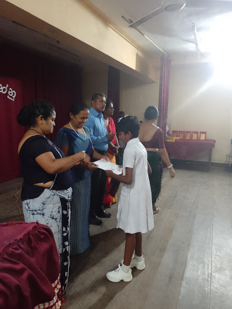 සමුද්‍රදේවී බාලිකා විද්‍යාලයේ 5 ශිෂ්‍යත්ව හපනුන්  උත්සවාකාරයෙන් ඇගයීමට ලක් කිරීමට විද්‍යාලයේ  විදුහල්පති තුමිය හා අදුරු මඩුල්ල පසුගියදා ඔවුන්ගේ  වෙහෙස මහනසිය කැප කරන ලදී. 