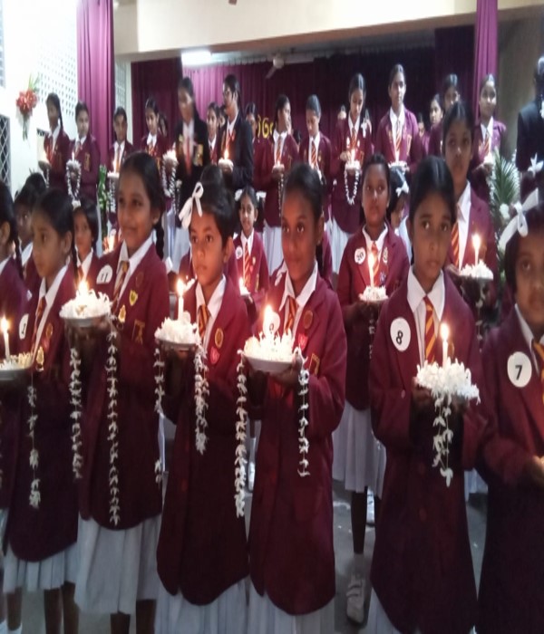 සමුද්‍රදේවී  ප්‍රථමික අංශයේ සිසුවියන්  2024 වර්ෂයේ  ශිෂ්‍ය නායිකා පදක්ක්කම් පැළදවීමේ උත්සවයට  සහභාගී විය. 